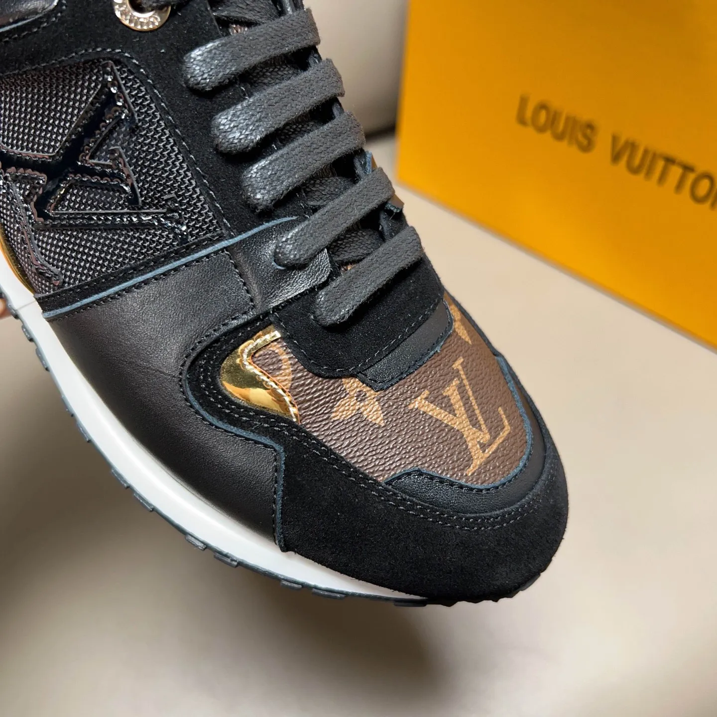 Factory price: 440💰【LV】Male and female couples model, sold simultaneously at counters, original classic 1:1 copy, original designer design, imported calf + sheepskin lining, L gold unique design on both sides, fashionable and trendy. 🔍🔍Original quality @ No pressure to enter and leave the counter at will, the original replica outsole is suitable for all kinds of travel, making it worth owning. Welcome all sellers to sell in the picture above. We can send one piece on behalf of you. Male size: 38-44 (can be customized to 45 sizes), female size: 35-39 (can be customized to 40 sizes)